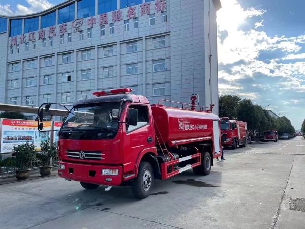 東風大多利卡8噸消防灑水車